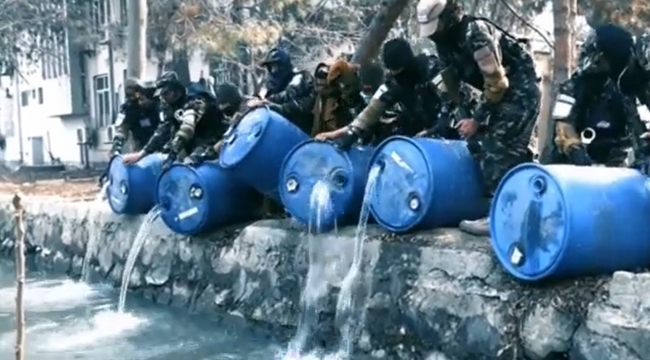 Taliban, ele geçirdiği alkolü kanala döktü
