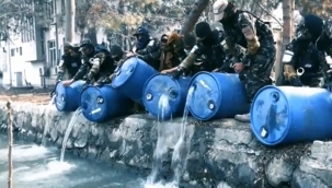 Taliban, ele geçirdiği alkolü kanala döktü