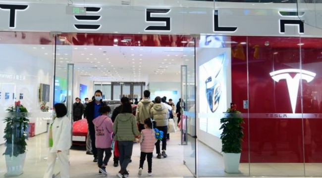 Uygur Bölgesi'ne "showroom" açan Musk'a tepki