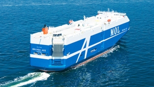 4 bin lüks aracı taşıyan bir gemide yangın çıktı