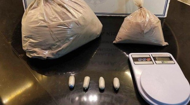 Midelerinde eroin taşıyan 2 yabancı yakalandı