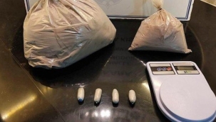 Midelerinde eroin taşıyan 2 yabancı yakalandı