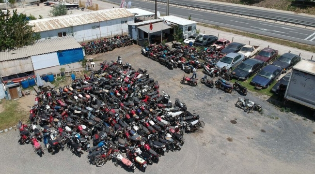 Edirne'de yüzlerce araç otoparkta çürüyor