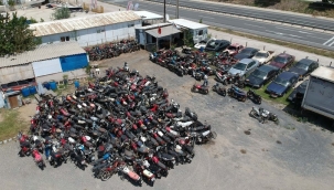 Edirne'de yüzlerce araç otoparkta çürüyor