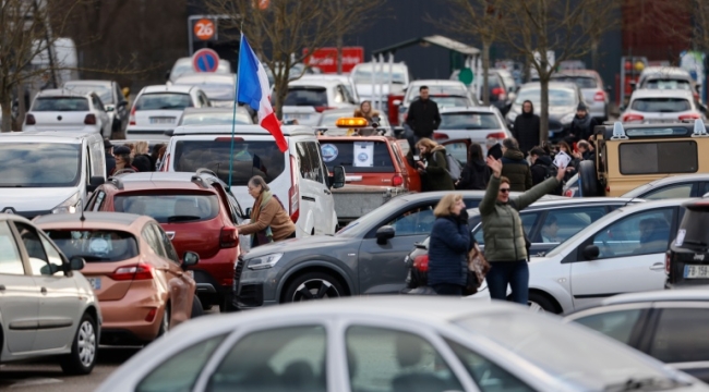 Paris'te "Özgürlük Konvoyu"na polis engeli
