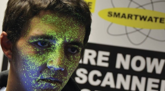 İngiltere aile içi şiddete karşı "akıllı su" dağıtıyor