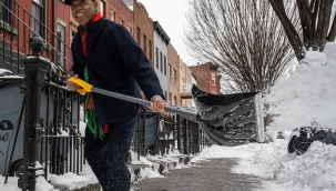 NY Belediye Başkanı görevlilerle kar küredi