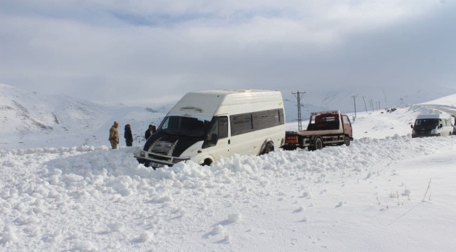 Van'da 2 minibüsten 107 kaçak göçmen çıktı 