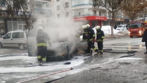 Konya'da bir kişi yol ortasında aracını ateşe verdi