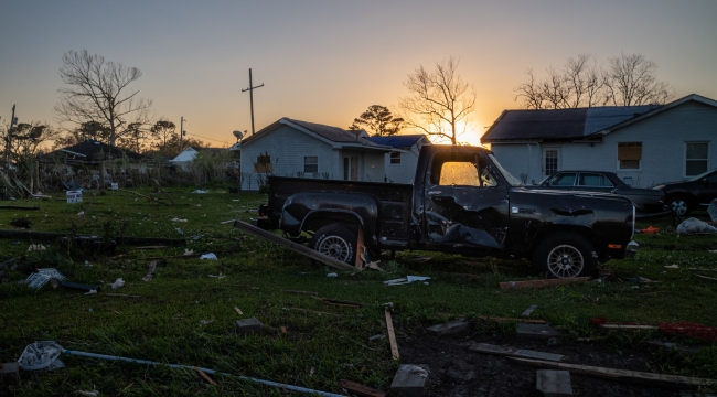 ABD'de 2 gecede 63 kasırga felaketi