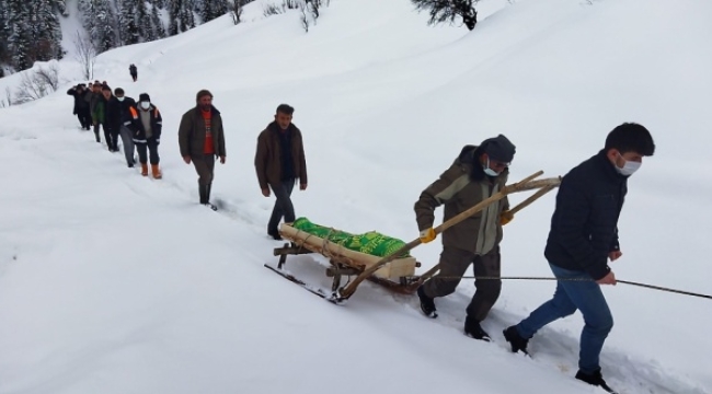 Artvin'de cenaze kızakla mezarlığa taşındı