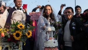 Assange, hapishanede nişanlısı Morris ile evlendi