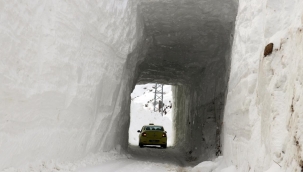 Çığın kapattığı yolları kardan tünelle açtılar