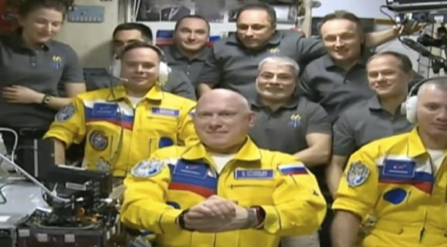 ISS'e giden Ruslardan "Ukrayna renkli" tulum