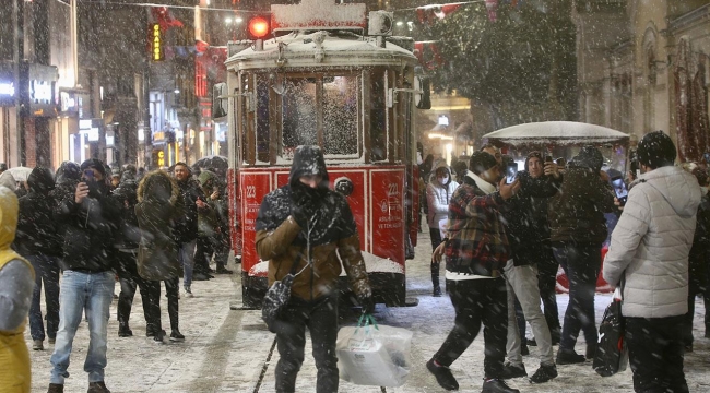 İstanbul'da kar etkisini artırdı