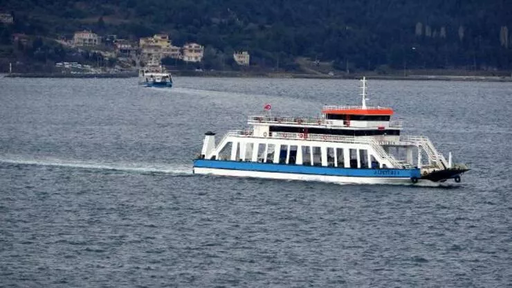 Kuzey Ege'de feribot seferlerine "fırtına" engeli