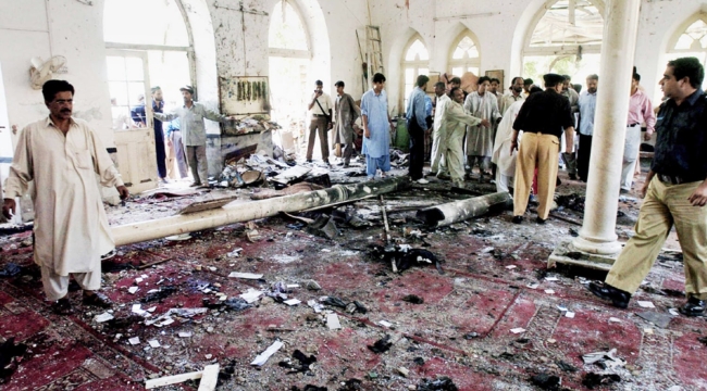 Pakistan'da camiye bombalı saldırı: En az 56 ölü