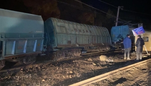 Sivas'ta demir cevheri yüklü 7 vagon devrildi