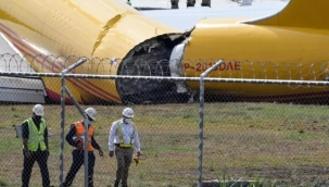 Acil iniş yapan kargo uçağı ikiye bölündü