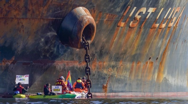 Greenpeace, Rus petrol tankerine eylem düzenledi