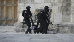 İsrail polisi Mescid-i Aksa'ya baskın düzenledi