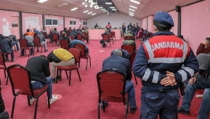 İzmir'de jandarma kumar oynatan sendikayı bastı