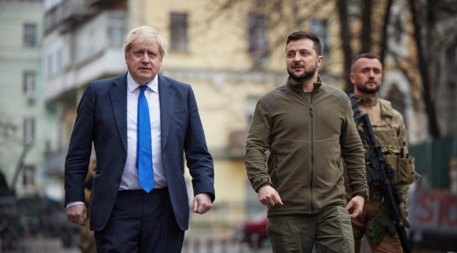 Johnson ve Zelenski Kiev sokaklarında dolaştı