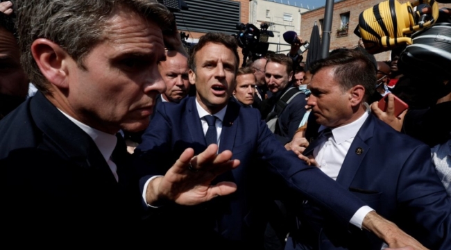 Macron domates saldırısına uğradı