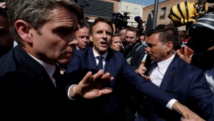 Macron domates saldırısına uğradı