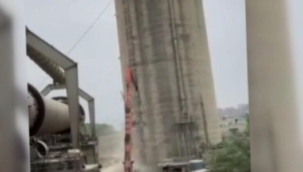 Tayvan'da çimento kulesi ters yöne çöktü