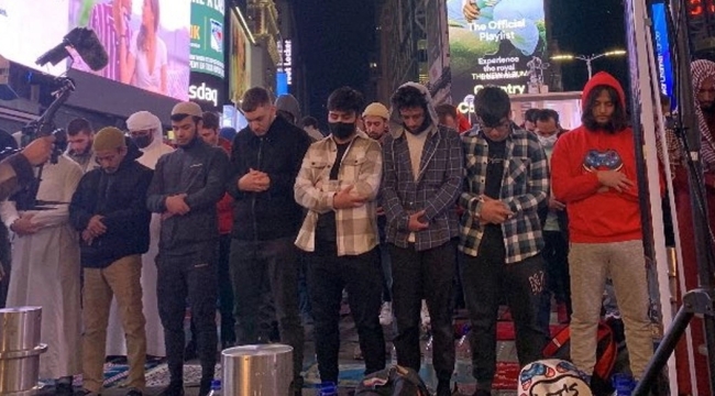 Times Meydanı'nda teravih namazı kılındı