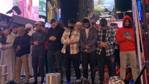 Times Meydanı'nda teravih namazı kılındı