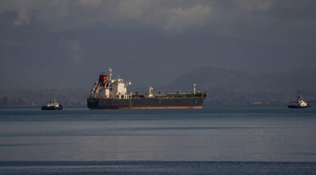 Yunanistan, bir Rus petrol tankerini alıkoydu 