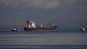 Yunanistan, bir Rus petrol tankerini alıkoydu 