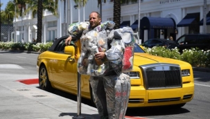 ABD'de bir çevreci çöplerini kıyafet olarak giyiyor