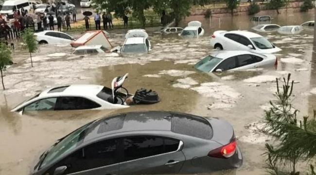 Adıyaman'ı sel vurdu: Onlarca araç sular altında