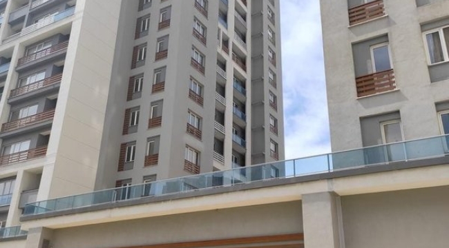 Doğurduğu bebeği balkondan aşağıya attı