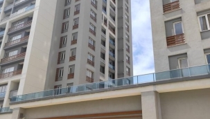 Doğurduğu bebeği balkondan aşağıya attı