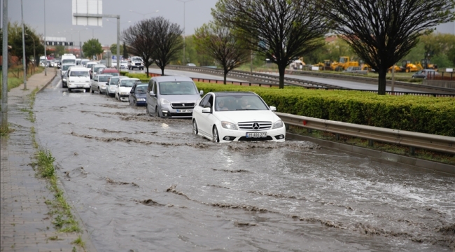 Eskişehir'de sağanak nedeniyle trafik kilitlendi