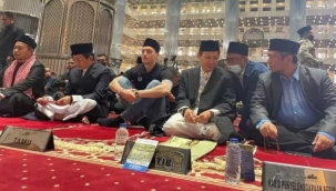 Mesut Özil cuma namazını Endonezya'da kıldı