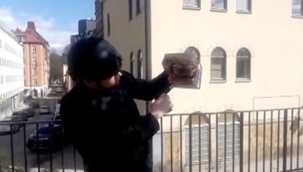 İsveç'te ırkçı lider Paludan Kur'an-ı Kerim yaktı