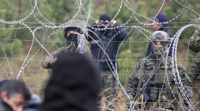 Polonya Belarus sınırını takviye ediyor