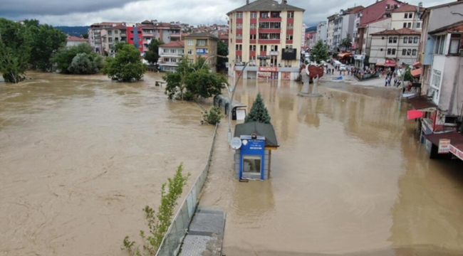 Batı Karadeniz'de sel hayatı olumsuz etkiledi