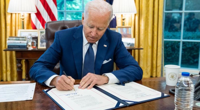 Biden, silah kontrolü yasasını imzaladı