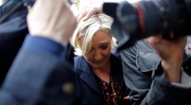 Le Pen, yumurtalı saldırıya uğradı
