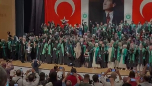 İlahiyat öğrencileri 10. Yıl Marşı ile mezun oldu