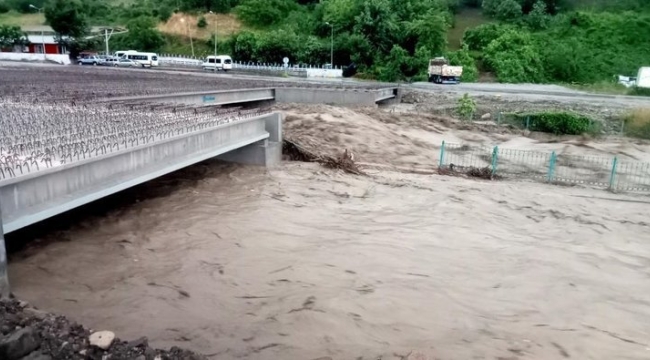 Kastamonu'da yağışlar nedeniyle iki köprü çöktü