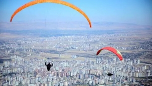 Kayseri'de 2 paraşütçü havada çarpıştı