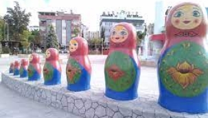 Konyaaltı'ndaki matruşka heykellerine saldırı