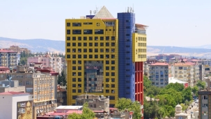 Maraş'taki "Dünyanın en saçma binası" yıkıldı